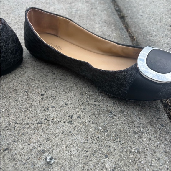 Michael Kors Logo Buckle Ballet Flats – Size 8.5M - Picture 4 of 5